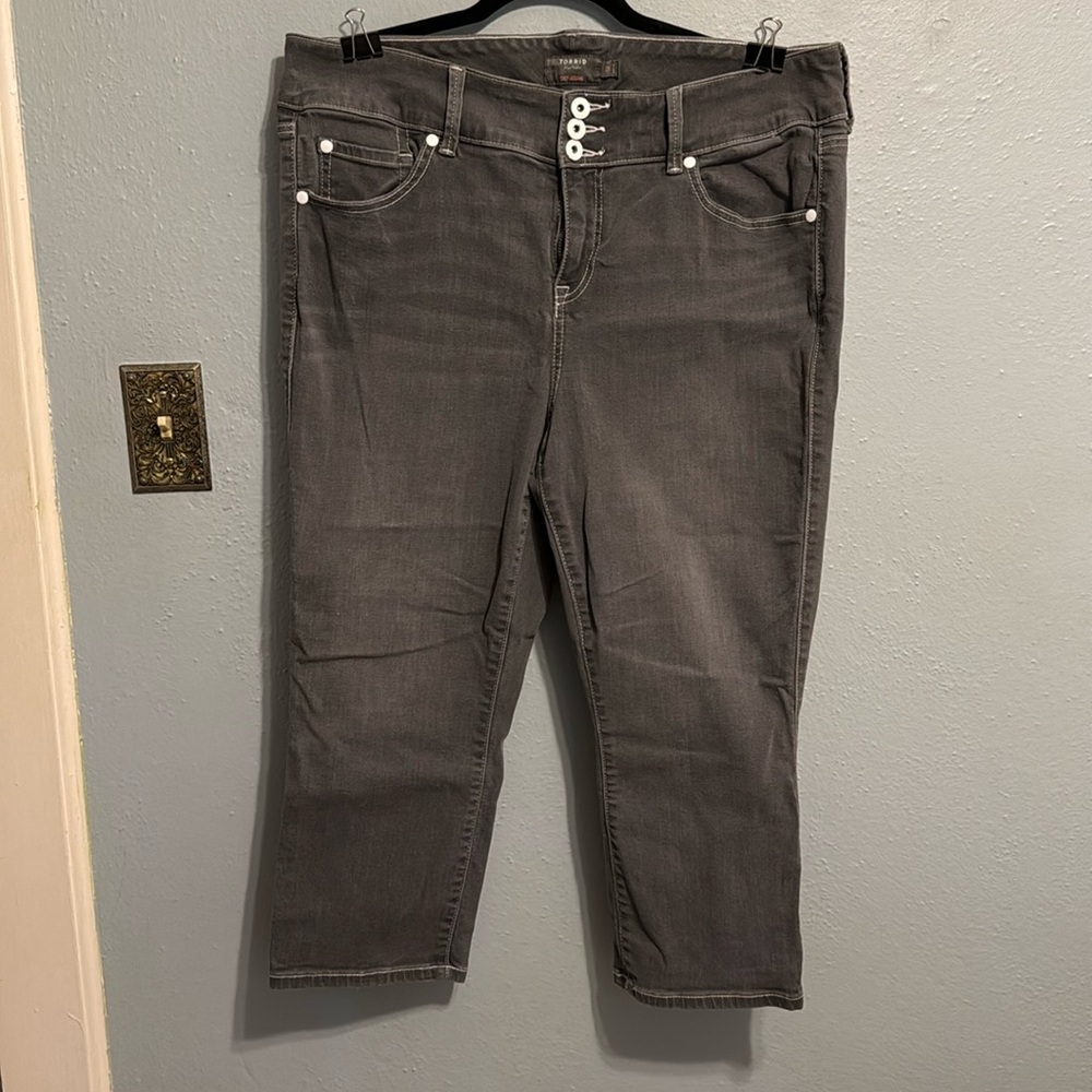 Torrid crop Jegging grey with white detail sz 18